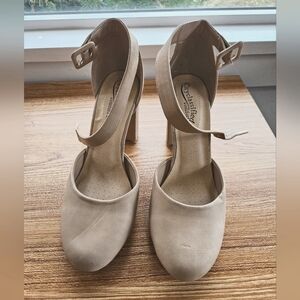 City Classified Confort cream colored heels Size 10